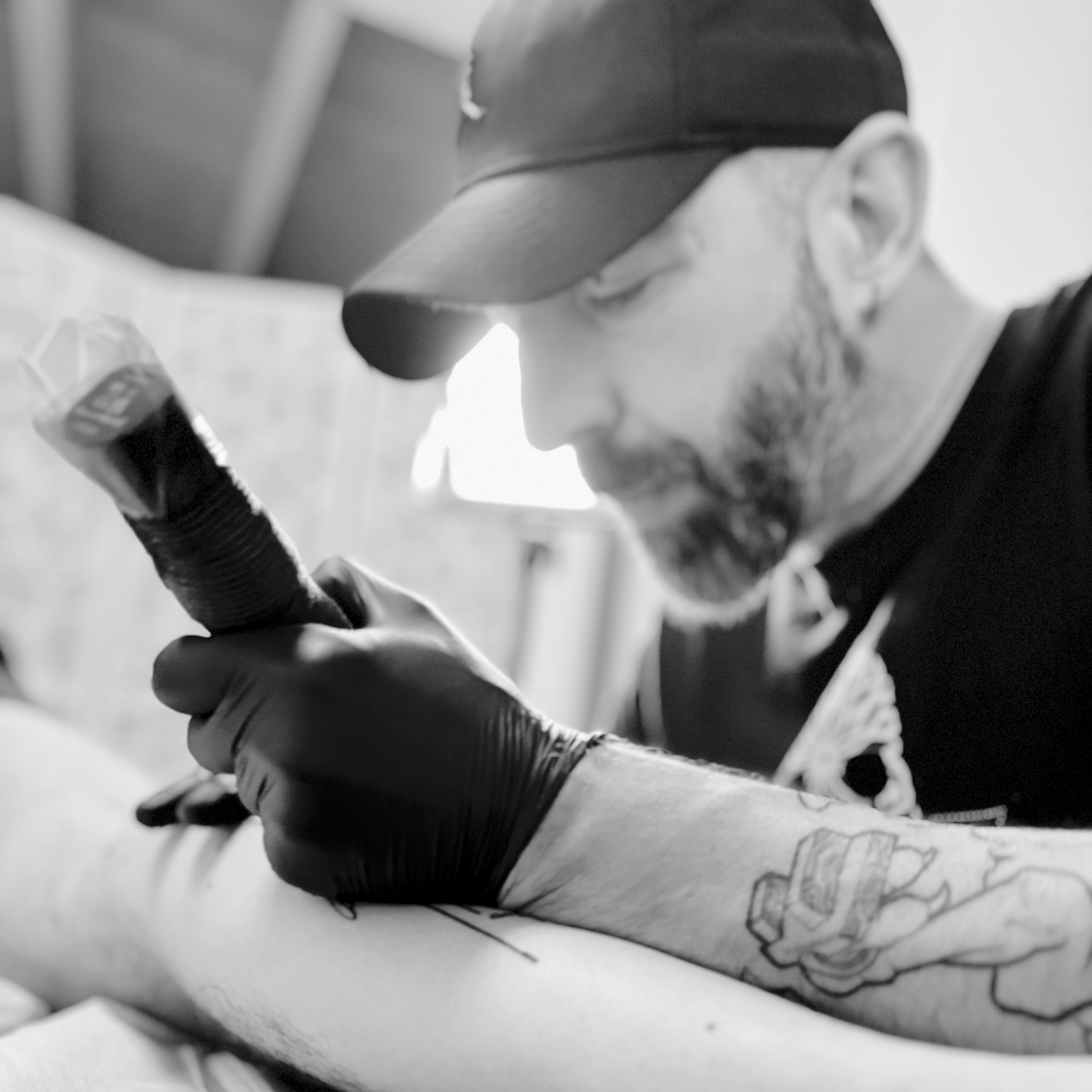 molina tatuando