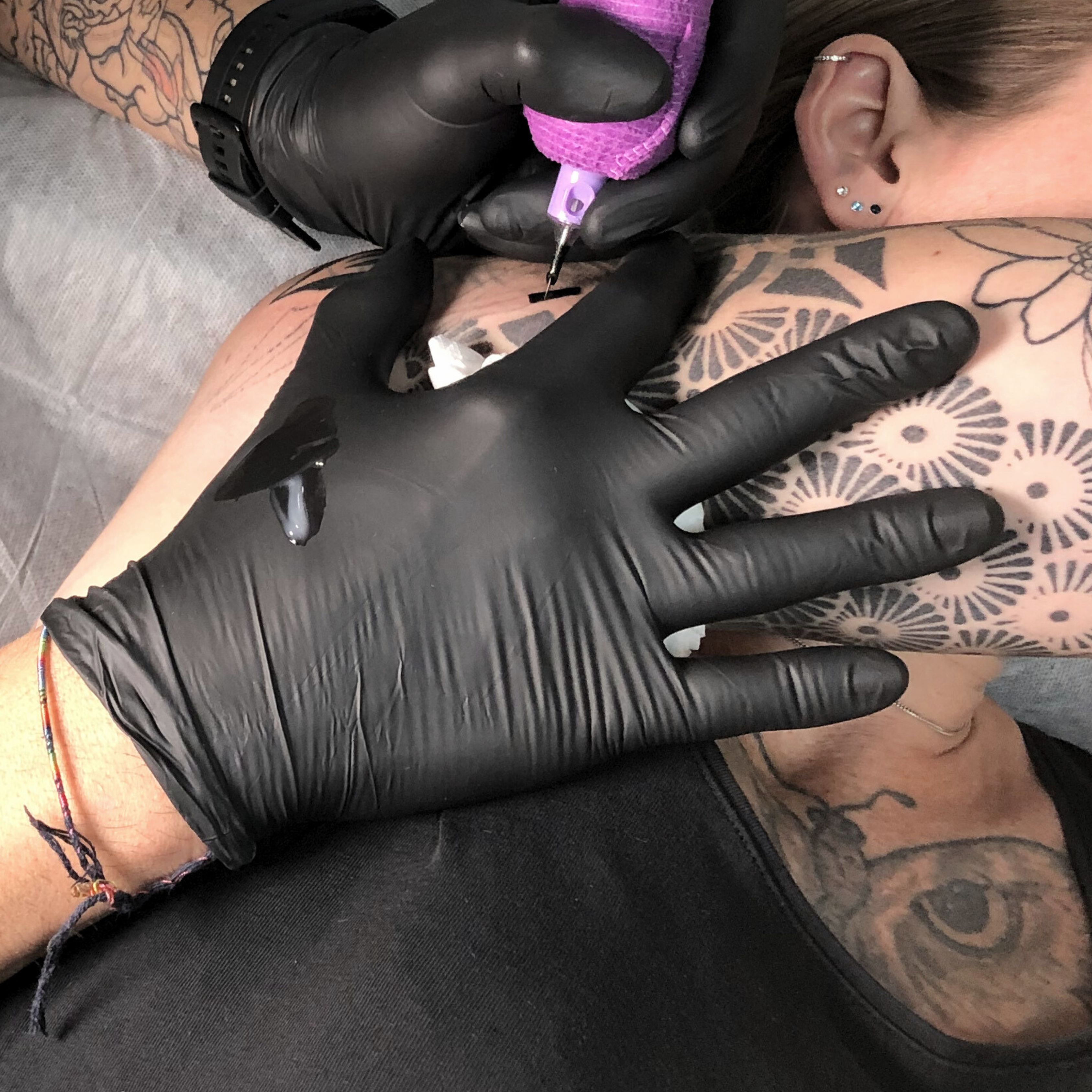 tatuaje blackwork tatuando blackwork